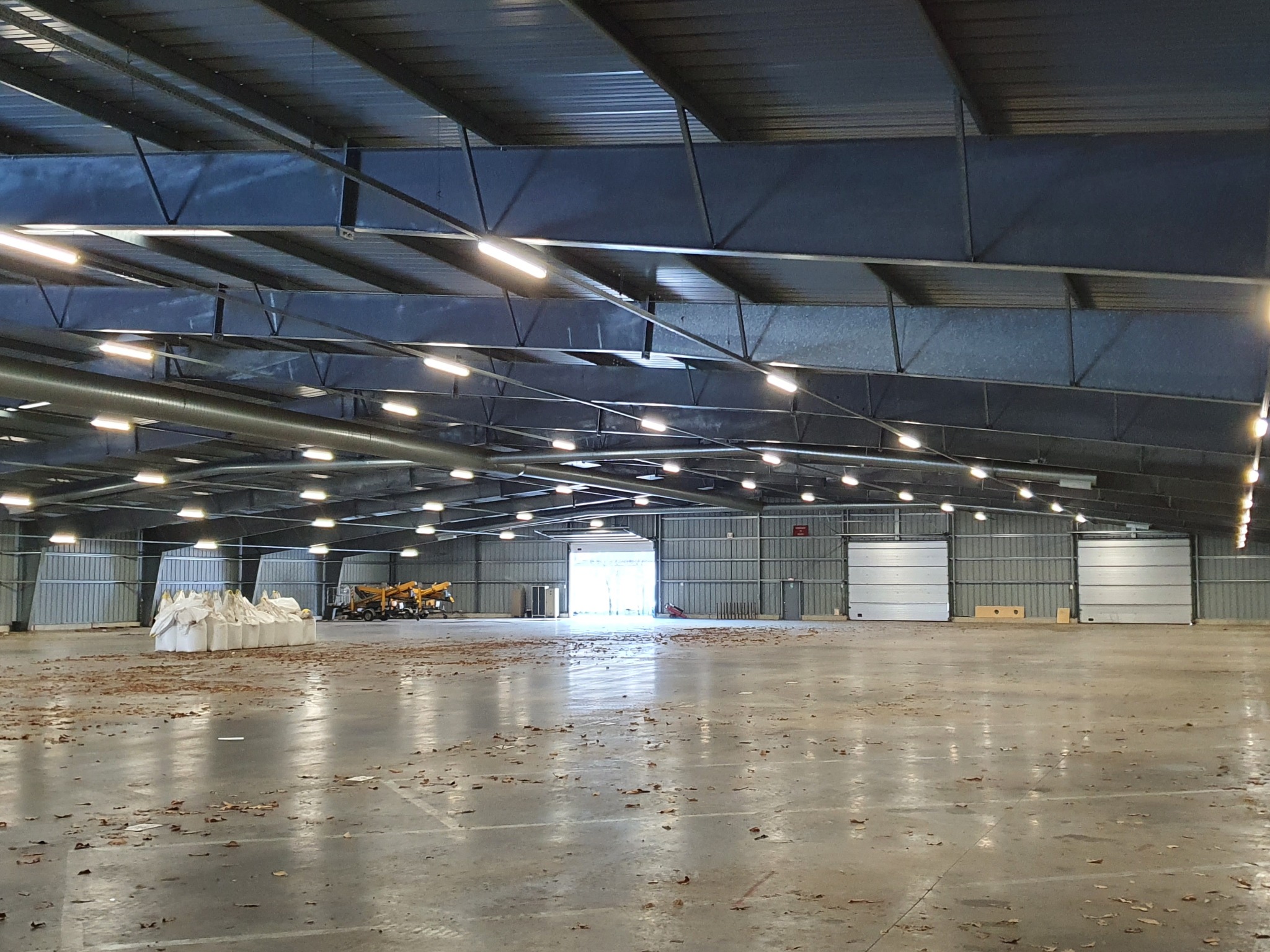 Wymiana oświetlenia w magazynach jednostki wojskowej.