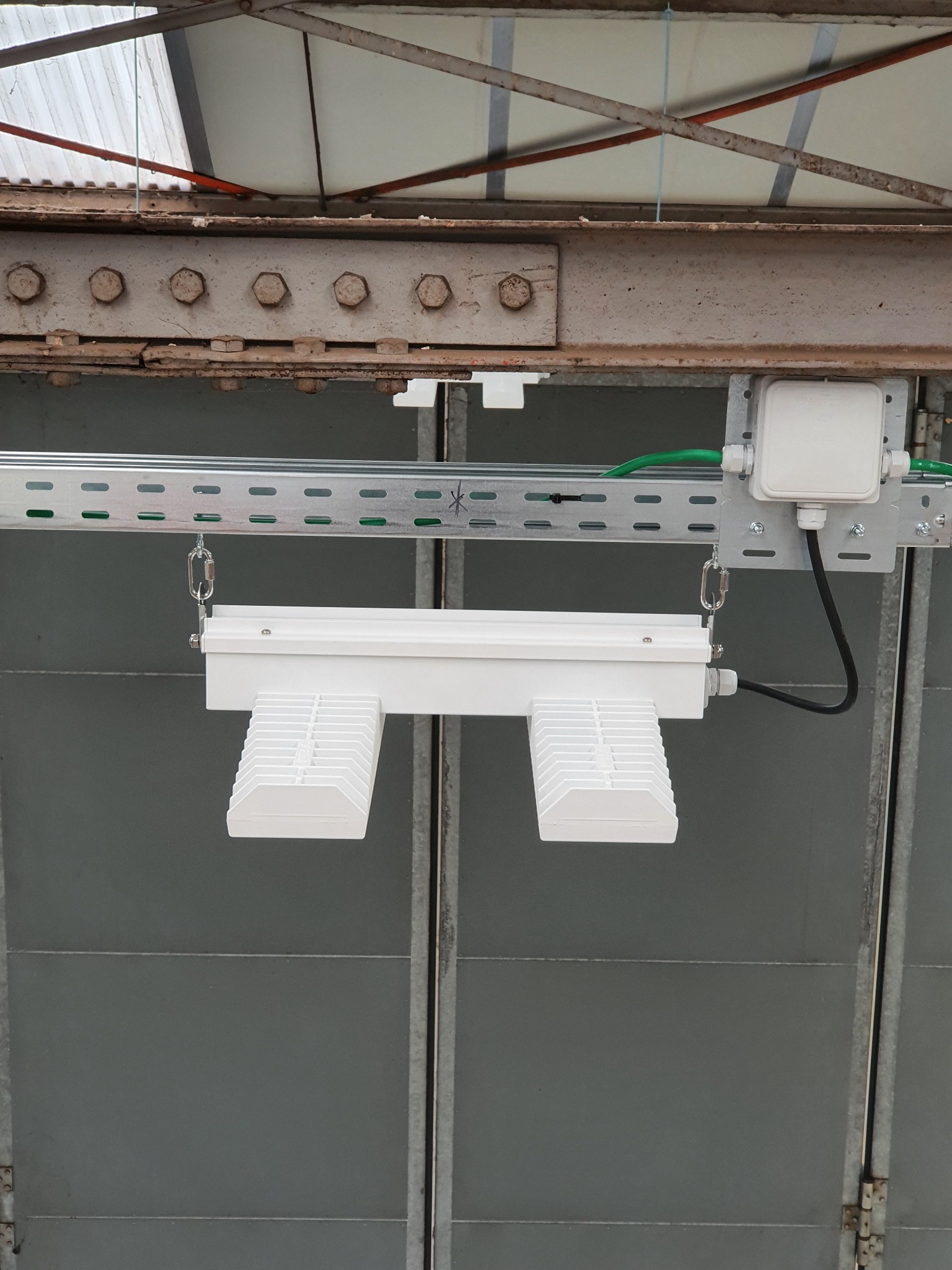 Wymiana oświetlenia w hangarach jednostki wojskowej.