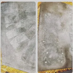 Dzielone zdjęcie dywanu: po lewej świeżo po czyszczeniu, z widocznymi śladami wilgoci po ekstrakcji; po prawej dywan przed czyszczeniem, z widocznymi plamami i zabrudzeniami na szarym tle.