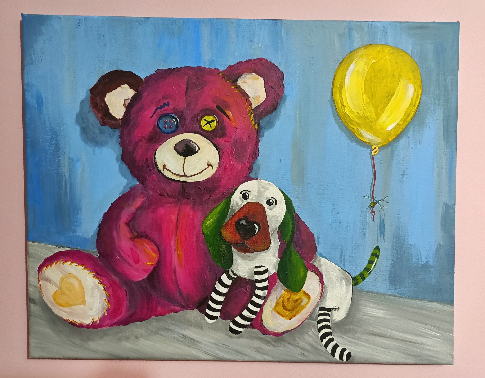 Obraz przedstawiający fioletowego misia z guzikami zamiast oczu, przytulającego białego psa w czarno-białe paski, z żółtym balonem na niebieskim tle.