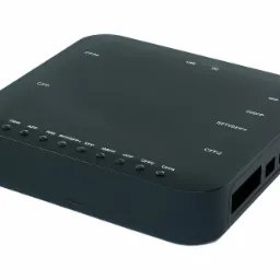 Czarna, kwadratowa obudowa urządzenia elektronicznego z portami światłowodowymi i diodami LED, widoczne oznaczenia portów: CFP, CFP2, CFP4, QSFP, SFP/SFP+, XFP, USB, DC oraz diod: PWR, APP, R/W.