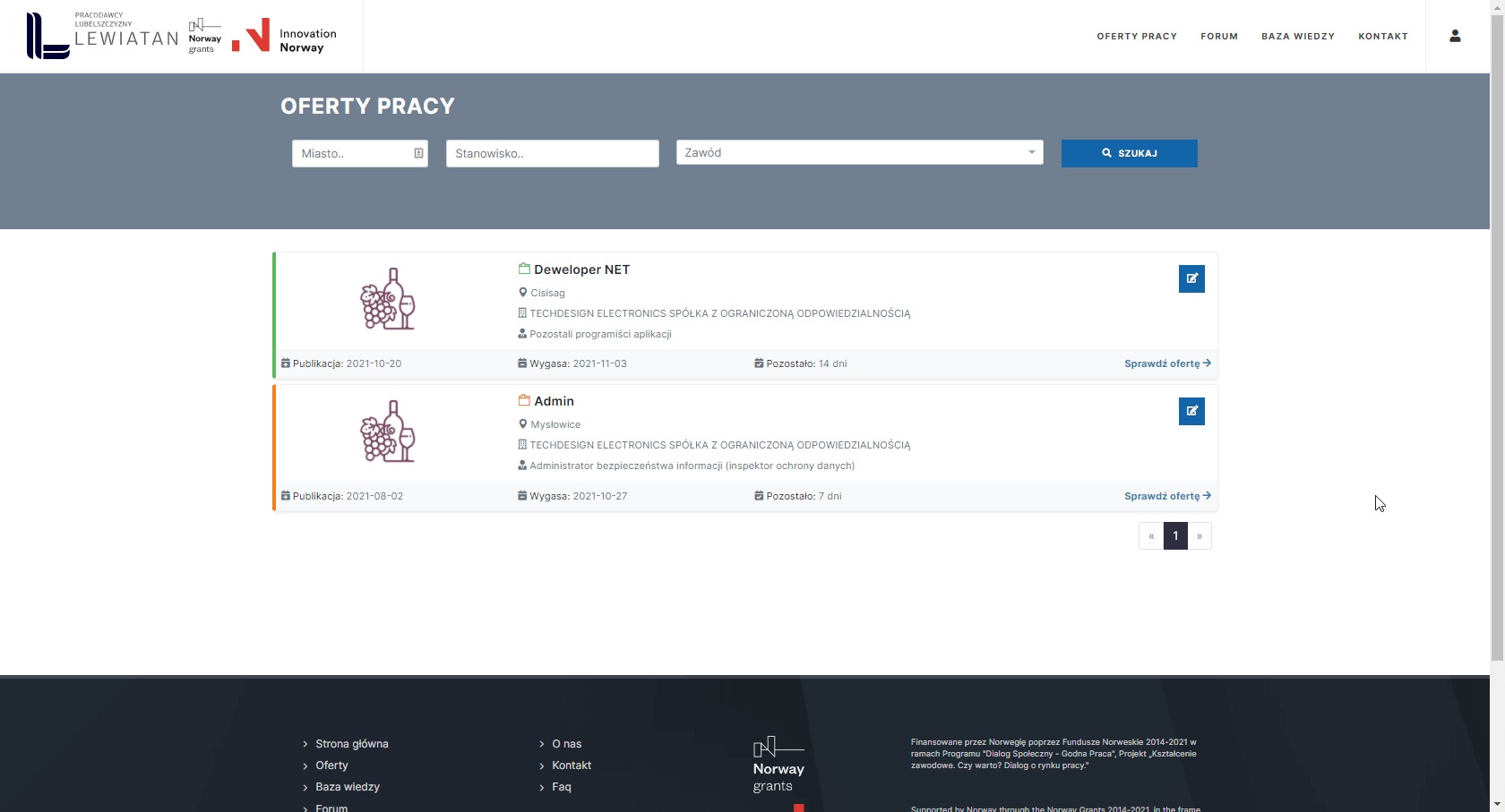 Strona internetowa z listą ofert pracy dla programistów i administratorów, z datami publikacji i wygaśnięcia, logo firm i ikoną wina z winogronami jako elementem graficznym.