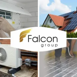 Kompozycja zdjęć: instalacja klimatyzacji, dom z panelami słonecznymi, dwie jednostki zewnętrzne przy ceglanym murze, montaż ogrzewania podłogowego, logo Falcon Group.