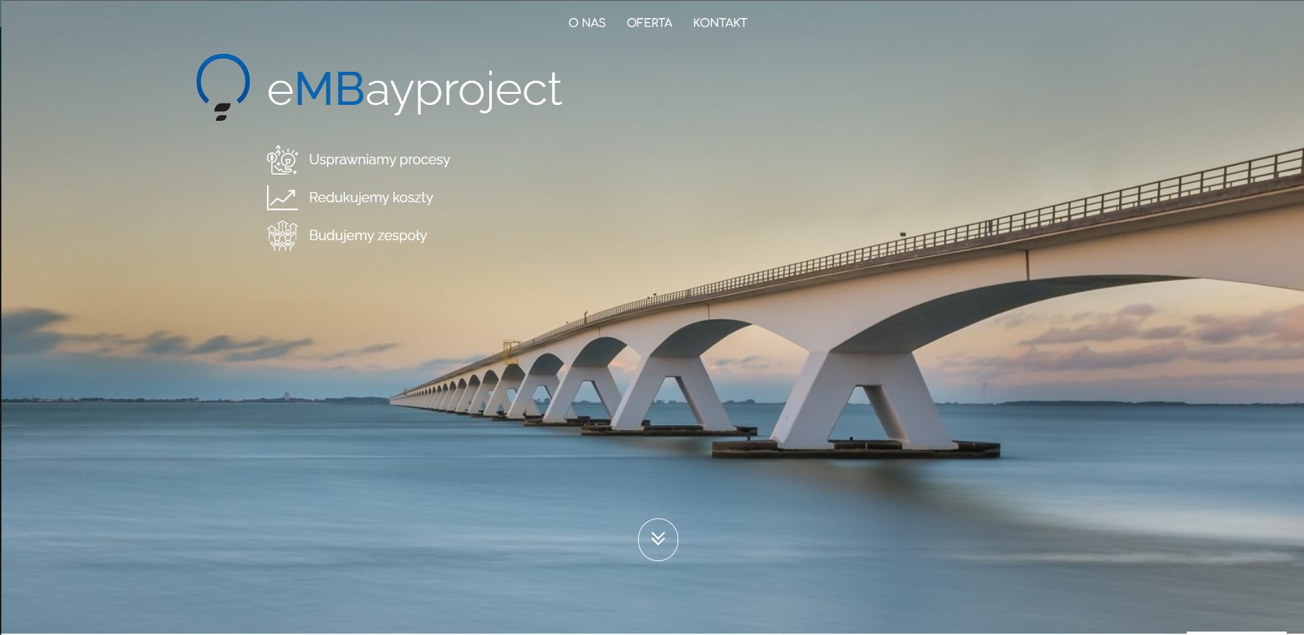 Strona internetowa embayproject.pl z widokiem na długi most nad wodą o zmierzchu, prezentująca hasła: Usprawniamy procesy, Redukujemy koszty, Budujemy zespoły.