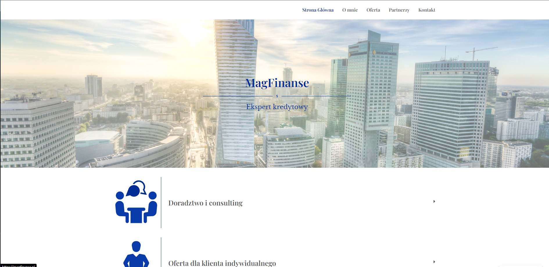 Strona internetowa firmy MagFinanse.pl, ekspert kredytowy, z widokiem na panoramę miasta w tle.