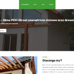 Strona internetowa firmy oferującej okna PCV i drzwi zewnętrzne stalowe oraz drewniane, z widocznym fragmentem domu z zamontowanymi oknami.