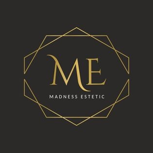 Eleganckie logo 'ME Madness Estetic' w złotej, geometrycznej ramce na ciemnoszarym tle.