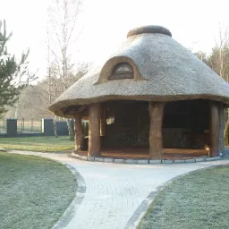 Altana z bali dębowych pokryta strzechą