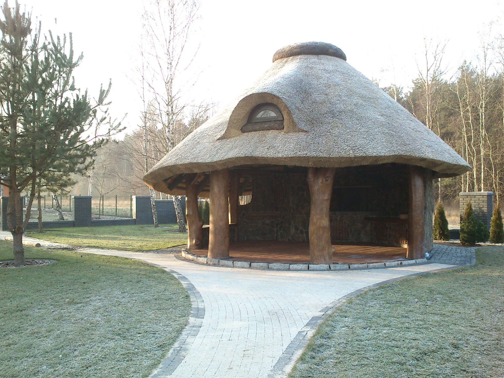 Altana z bali dębowych pokryta strzechą