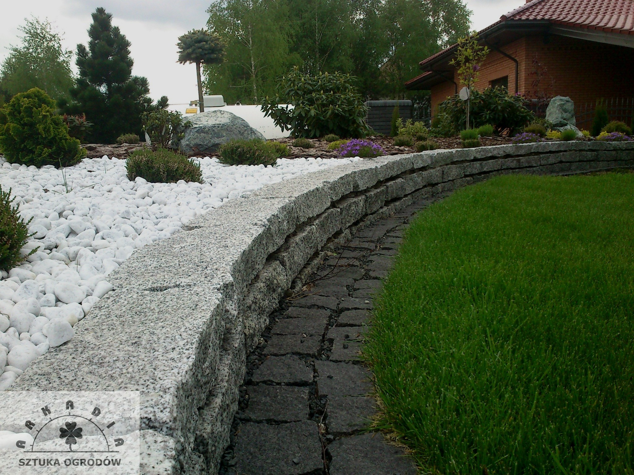 Murek z bloczków granitowych i obrzeże trawnikowe z kostki