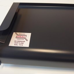 Ideal Rafał Dyro - Szczegółowe ujęcie aluminiowego parapetu SOFTLINE RAL 7016 z naklejką producenta Ideal Parapetów.