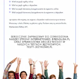 Ogłoszenie z cennikiem lekcji języka angielskiego online i z dojazdem, zakończone zdjęciem uśmiechniętej grupy młodych osób z podniesionymi rękami na białym tle.