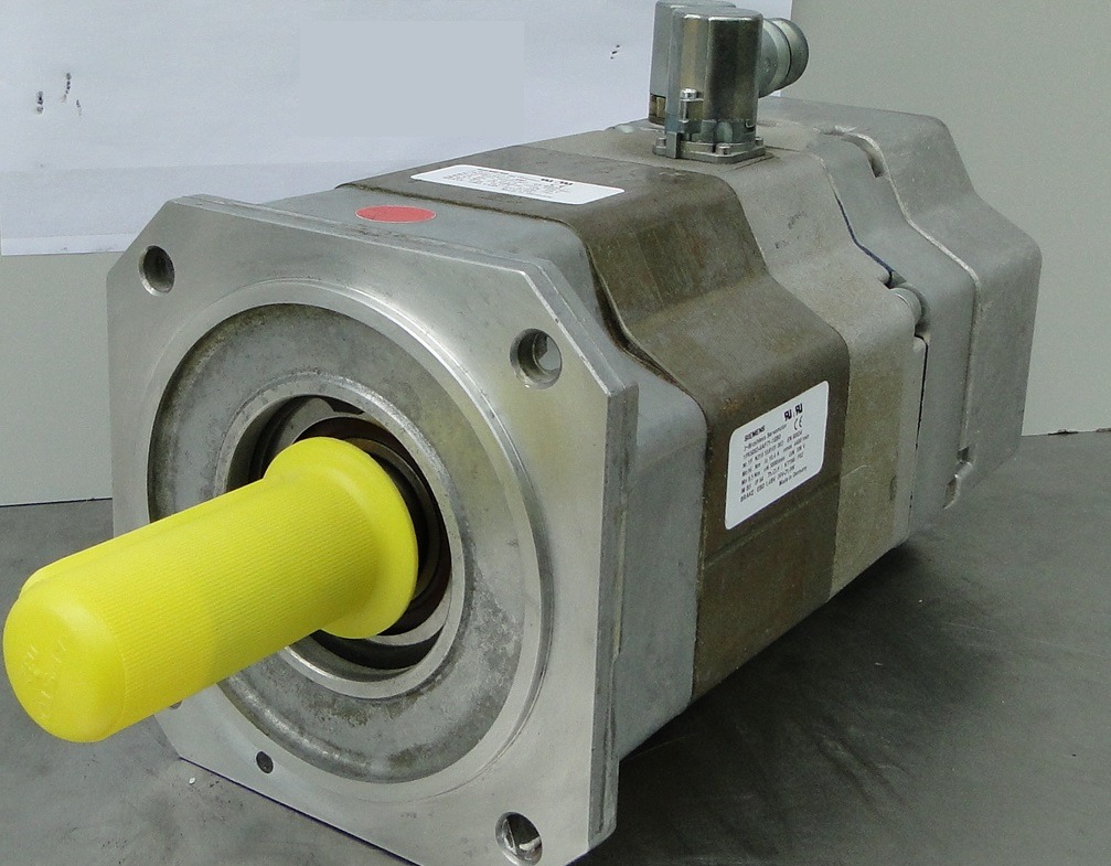 Silnik elektryczny z żółtą osłoną zabezpieczającą wał, widoczna tabliczka znamionowa producenta Siemens.