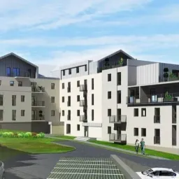 Wizualizacja nowoczesnego budynku wielorodzinnego z jasną elewacją, balkonami i grafitowym dachem, otoczonego zielenią i parkingiem z samochodami.