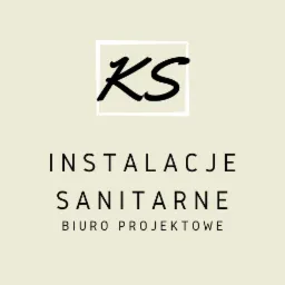 Logo biura projektowego: czarne, odręczne inicjały 'KS' w białym kwadracie, poniżej napis 'INSTALACJE SANITARNE BIURO PROJEKTOWE' na beżowym tle.