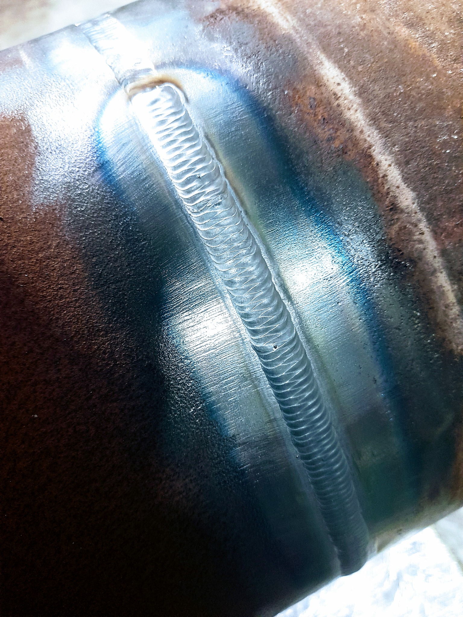 Spoina na rurze, wykonana w Nowym Sączu, z widocznymi charakterystycznymi śladami po spawaniu i opalizującymi przebarwieniami termicznymi.