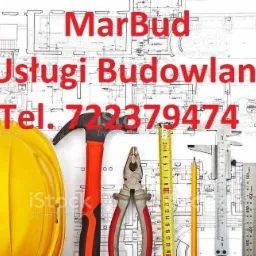 Ż&oacute;łty kask budowlany, młotek, kombinerki, miarka zwijana, suwmiarka, oł&oacute;wek i klucze płaskie na tle planu architektonicznego z napisem 'MarBud Usługi Budowlane Tel. 722379474'.