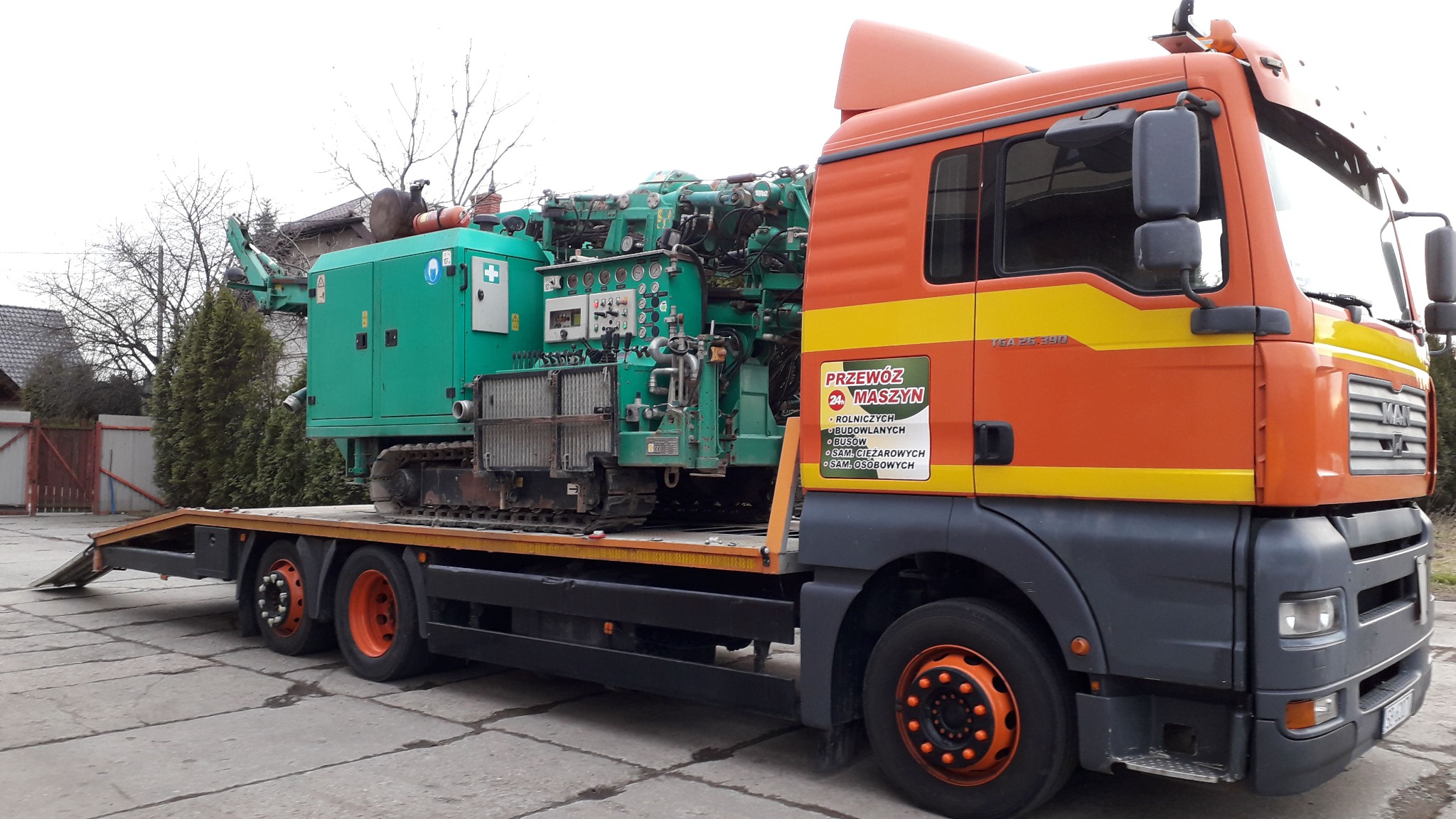 Transport Posiadamy własny pojazd pomocy drogowej do przewozu wiertnicy i osprzętu.