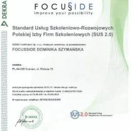 Certyfikat Standardu Usług Szkoleniowo-Rozwojowych Polskiej Izby Firm Szkoleniowych (SUS 2.0) dla firmy FocusSide Dominika Szymańska, wydany przez DEKRA Certification Sp. z o.o.