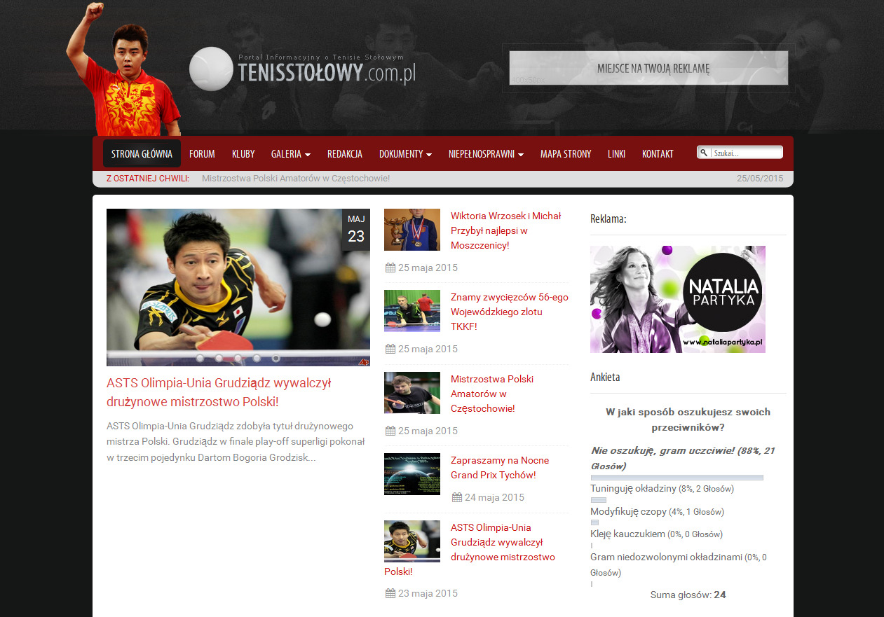 Strona internetowa o tematyce tenisa stołowego z aktualnościami, reklamami i ankietą użytkowników.