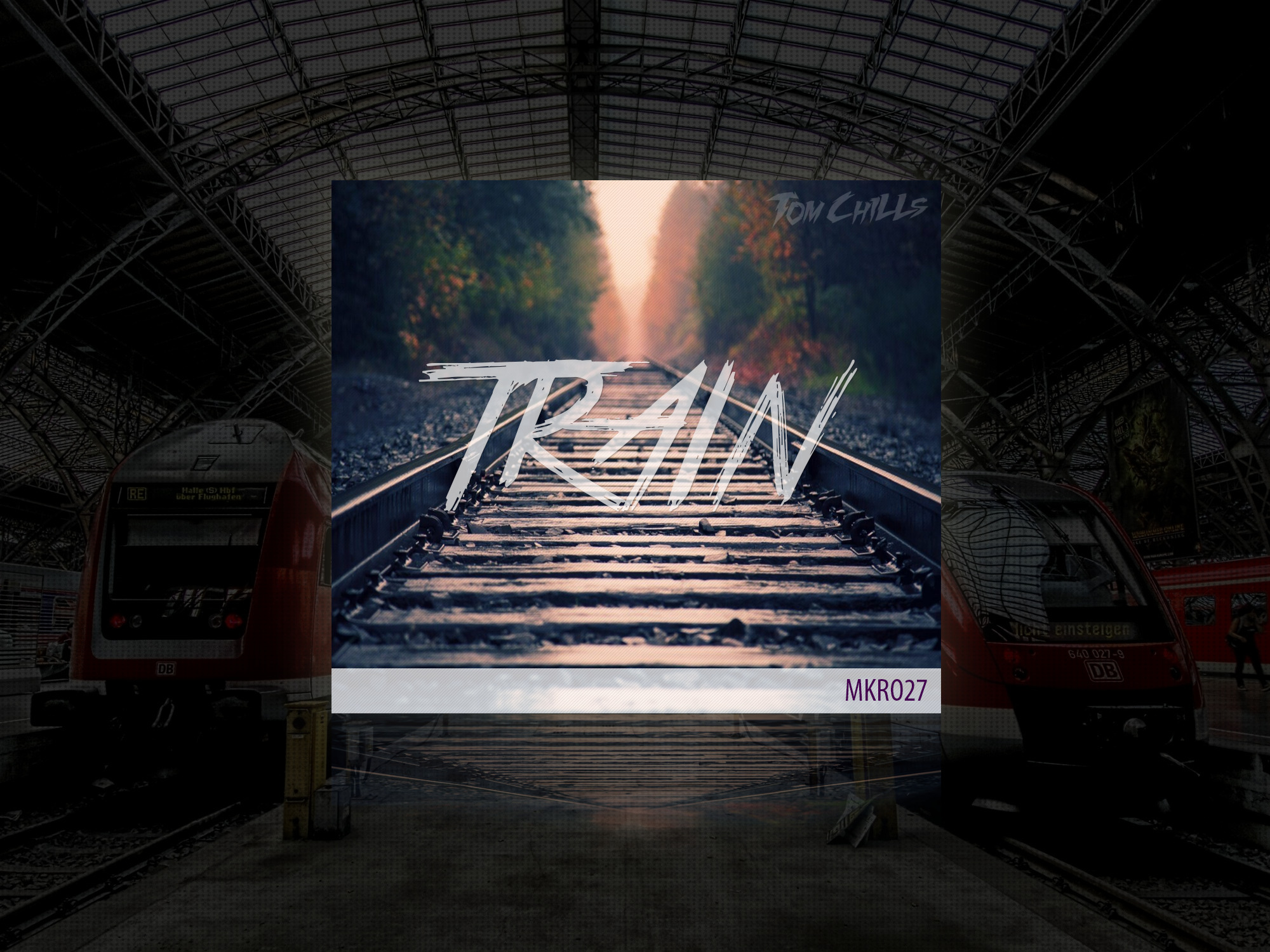 Grafika z motywem kolejowym: dwa czerwone pociągi na peronie, tory kolejowe prowadzące w dal z efektem głębi ostrości, nałożony napis 'TRAIN' i nazwa 'TOM CHILLS' w stylu graffiti, całość...