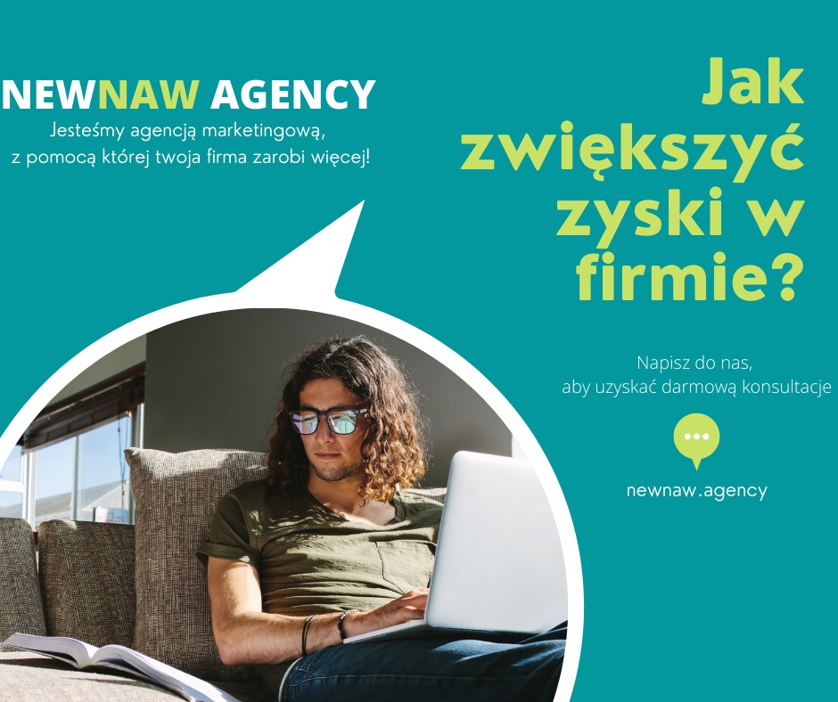 Mężczyzna w okularach siedzi na kanapie z laptopem, obok otwarty notatnik, w tle reklama agencji marketingowej 'NEWNAW AGENCY' z hasłem 'Jak zwiększyć zyski w firmie?'