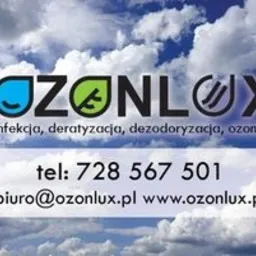 Wizytówka firmy Ozonlux z logo, numerem telefonu, adresem e-mail oraz adresem strony internetowej na tle błękitnego nieba z chmurami. Oferowane usługi: dezynfekcja, deratyzacja, dezodoryzacja...