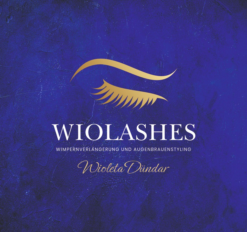 Złote logo firmy 'WIOLASHES' na ciemnofioletowym, teksturowanym tle. Logo przedstawia stylizowane oko z długimi rzęsami. Pod logiem znajduje się napis 'Wimpernverlängerung und Augenbrauenstyling'...