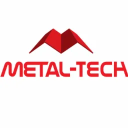 Czerwone logo METAL-TECH z abstrakcyjnym symbolem dachu powyżej nazwy firmy.