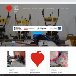 Zrzut ekranu strony internetowej fisfeniks.pl z nagłówkiem zawierającym logo Fundacji Integracji Społecznej FENIKS oraz zdjęciem kilku odśnieżarek marki Texas Combi 800 i narzędzi do odśnieżania...