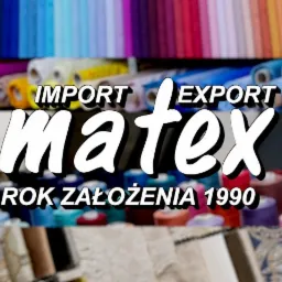 Prezentacja firmy Matex, import i export tkanin, rok założenia 1990, na tle półek z kolorowymi tkaninami w rolkach i na szpulach.