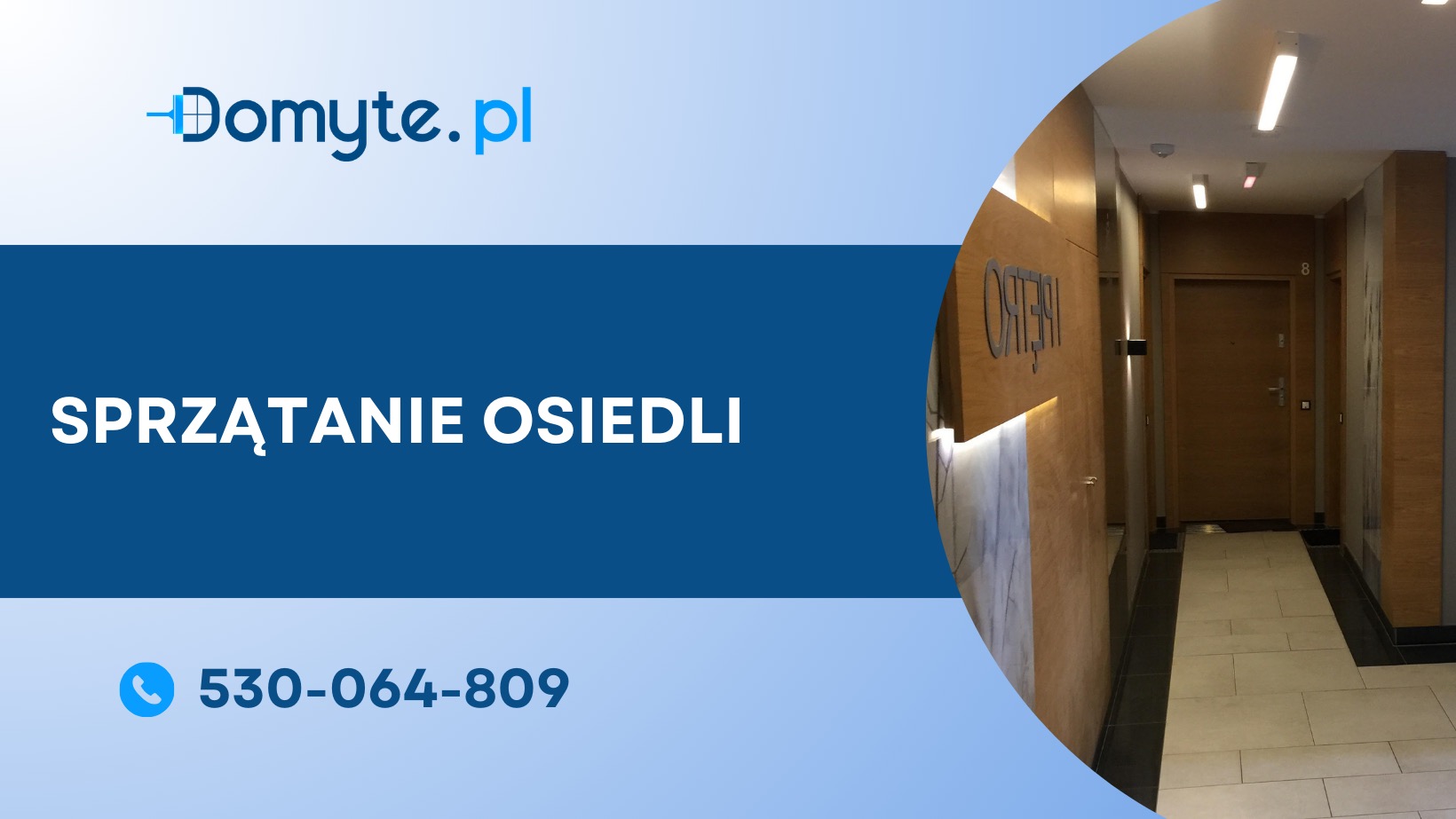 Wnętrze korytarza w budynku mieszkalnym z drewnianymi panelami ściennymi i jasną podłogą, widoczne drzwi do mieszkań z numerami.