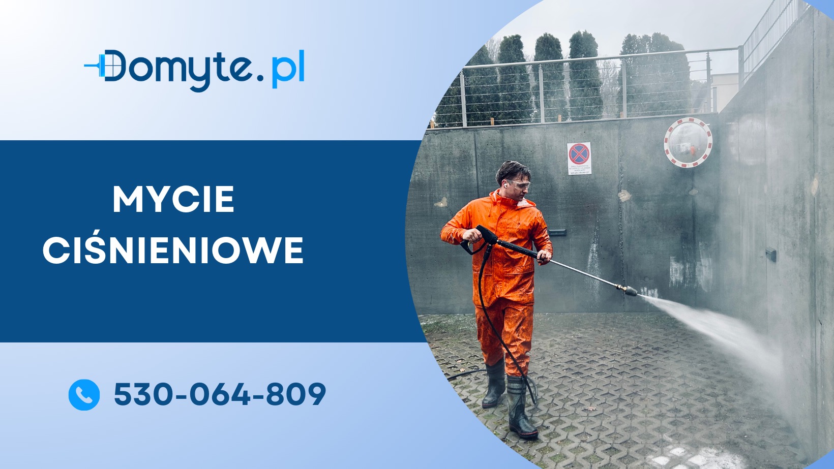 Pracownik w pomarańczowym kombinezonie i okularach ochronnych, z wężykiem w uchu, czyści ciśnieniowo betonową ścianę w Gdyni, w tle widoczne drzewa i znak zakazu.