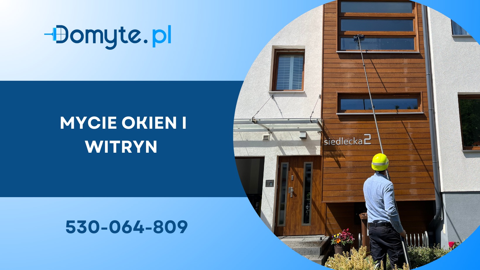 Pracownik w kasku myje okna na wysokości za pomocą teleskopowej lancy z myjką, widoczna elewacja budynku z drewnianą okładziną.