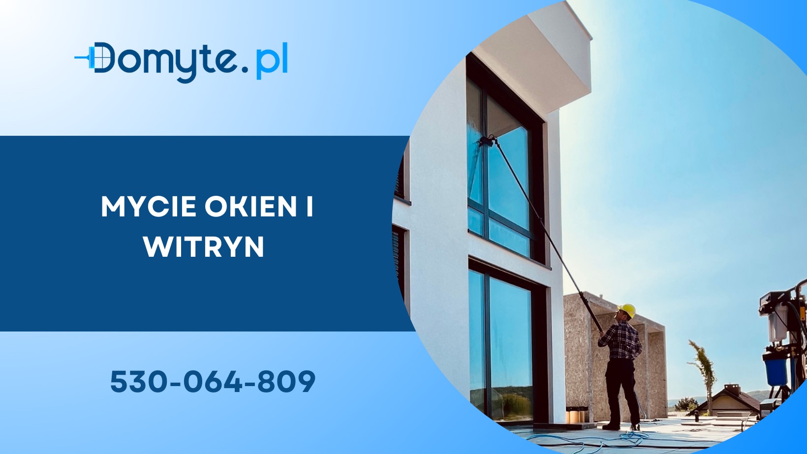 Pracownik w kasku myje okna na wysokości nowoczesnego budynku za pomocą długiej lancy teleskopowej i systemu filtracji wody, widok z dołu na tle błękitnego nieba.