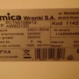 Tabliczka znamionowa pralki Amica Wronki S.A. z danymi technicznymi, w tym model PCT5010B412, napięcie 230V-50Hz, moc znamionowa 2300W, moc grzałki 2000W, wsad do 5 kg, obroty wirówki 1000 obr/min,...