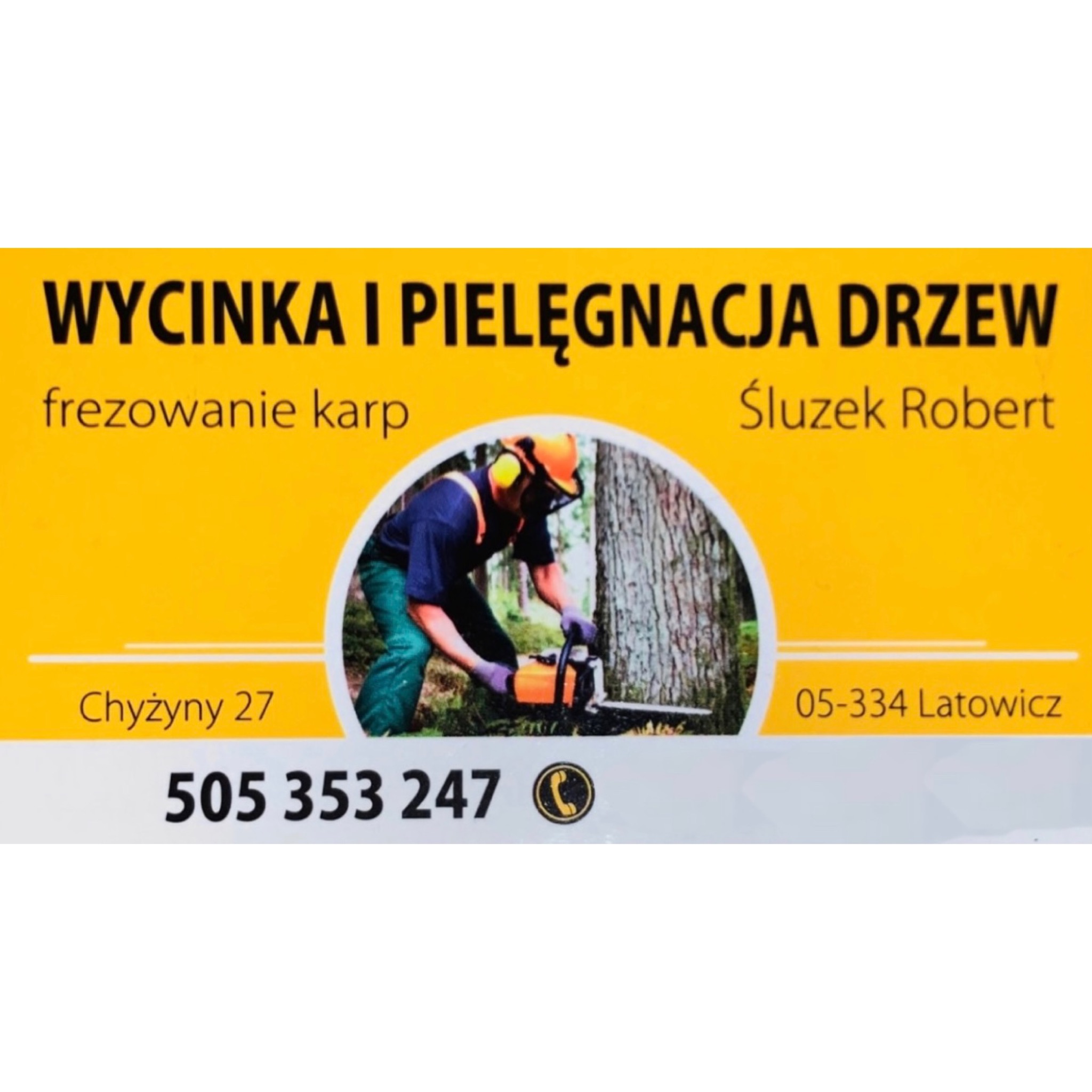 Żółta wizytówka firmy oferującej wycinkę i pielęgnację drzew, frezowanie karp, z adresem i numerem telefonu. Na wizytówce ilustracja mężczyzny w kasku i słuchawkach ochronnych, który przycina...