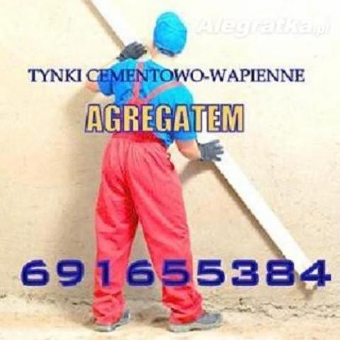 Mężczyzna w czerwonych spodniach i niebieskiej koszulce, w rękawicach roboczych, trzymający długą, białą łatę na tle ściany z napisem 'Tynki cementowo-wapienne agregatem' i numerem telefonu.