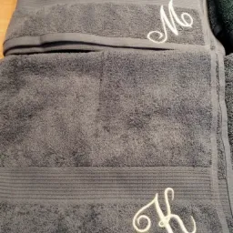 Hafujemy monogramy, napisy, logo.