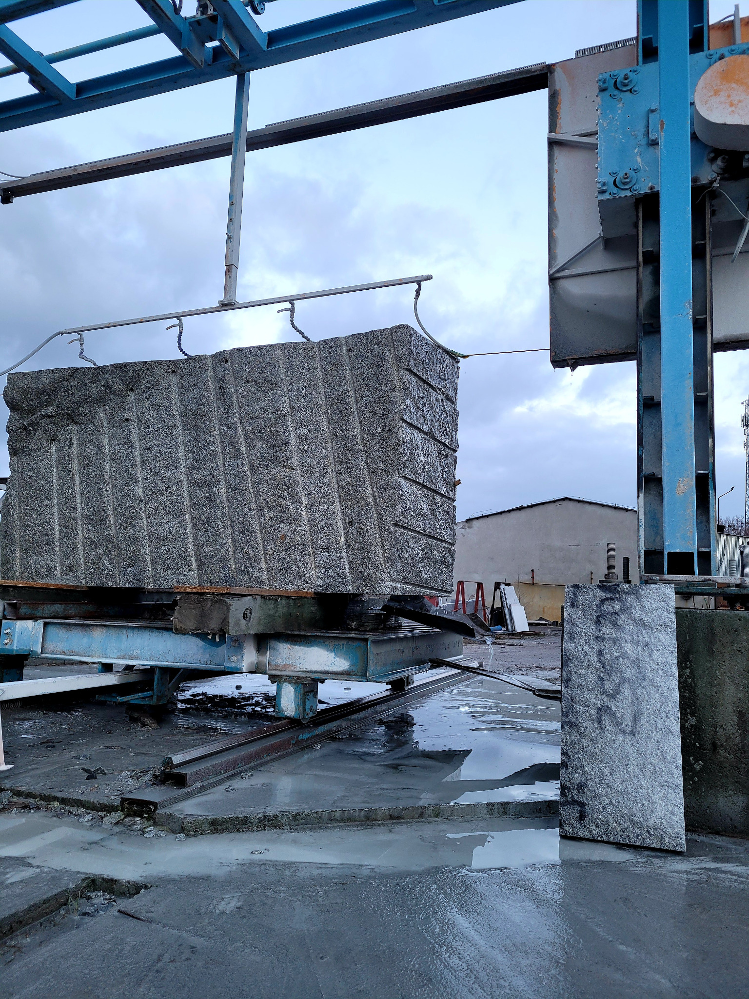 W naszej firmie mamy pracowników z ponad 10 - letnim stażem.