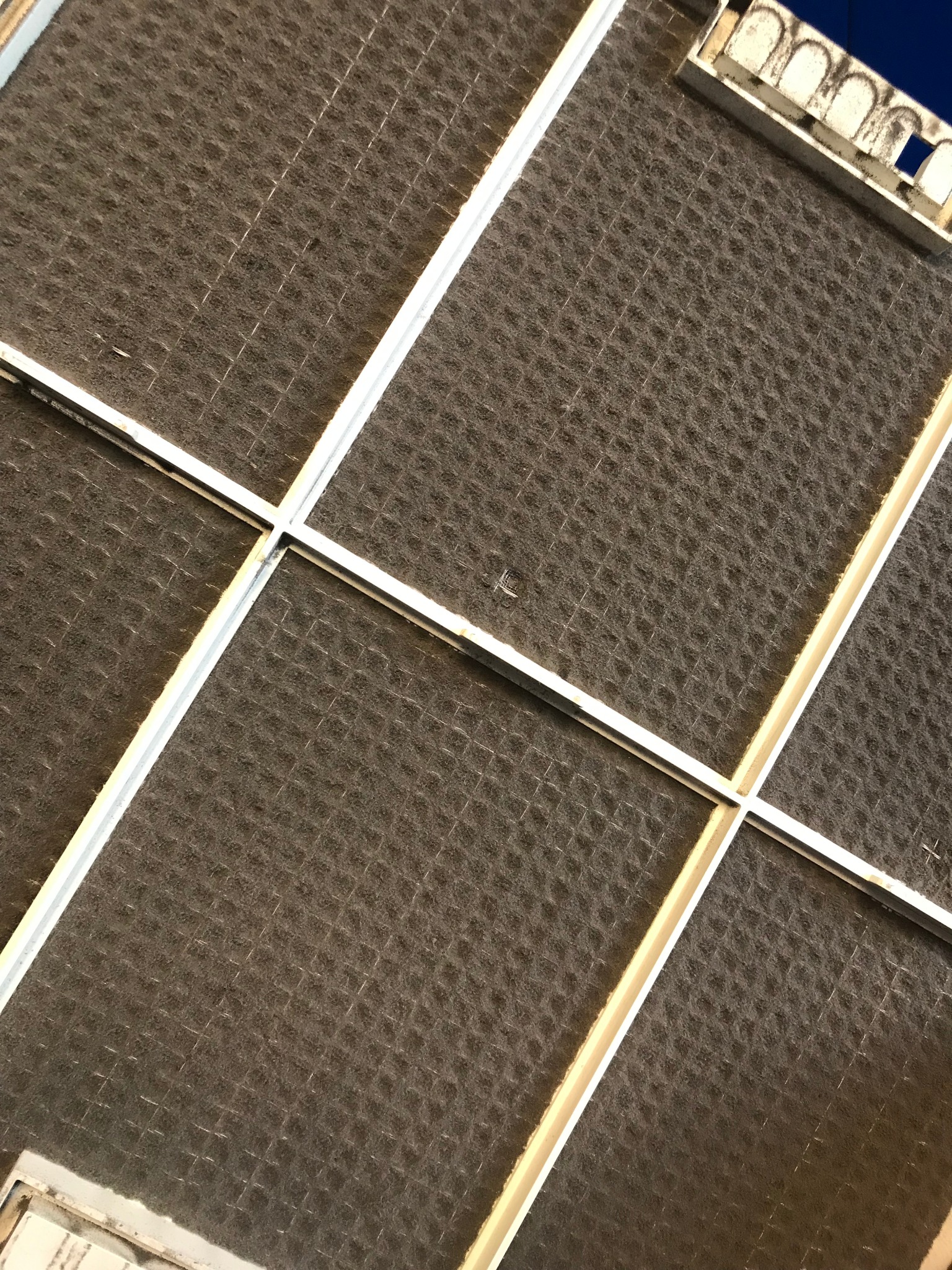 Tak wygląda filtr w klimatyzatorze zewnętrznym przed czyszczeniem