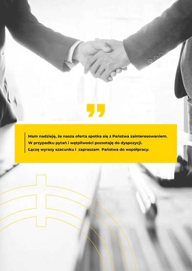 Uścisk dłoni dwóch osób w garniturach, z żółtym paskiem zawierającym tekst zapraszający do współpracy.