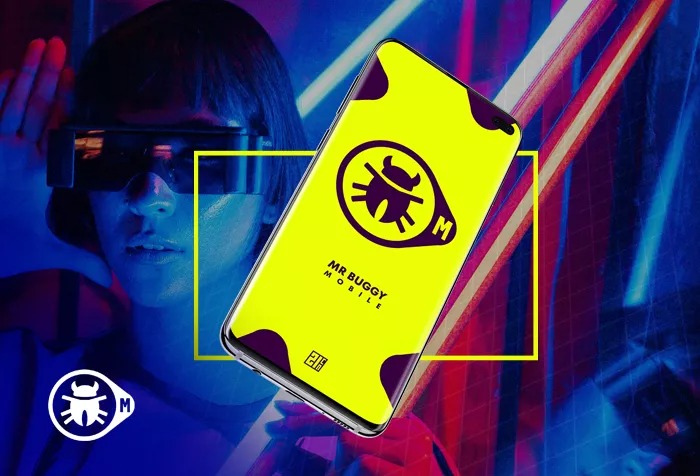 Neonowe zdjęcie prezentujące smartfon z żółtym ekranem i logo robaka, na tle osoby w okularach VR i futurystycznych świateł.