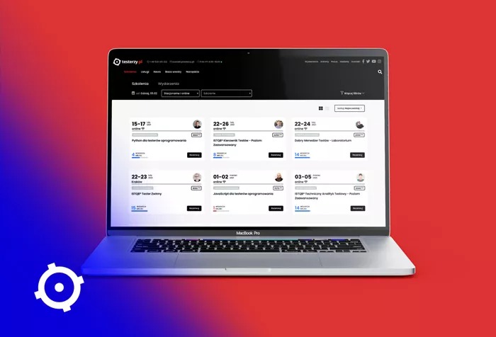 Laptop MacBook Pro wyświetlający stronę internetową Testerzy.pl z listą szkoleń online z zakresu testowania oprogramowania, w tle gradient czerwono-niebieski i logo firmy.