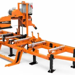 Pomarańczowa, stacjonarna, przenośna piła taśmowa Wood-Mizer 40 z czarnymi elementami, przeznaczona do cięcia tarcicy budowlanej, na białym tle.