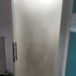 Montaż drzwi przesuwnych u klienta w łazience.