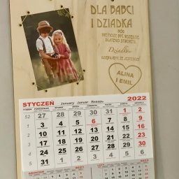 Copypoint - Drewniany kalendarz z fotografią dzieci w stylu retro i dedykacją dla dziadków, wiszący na ścianie.