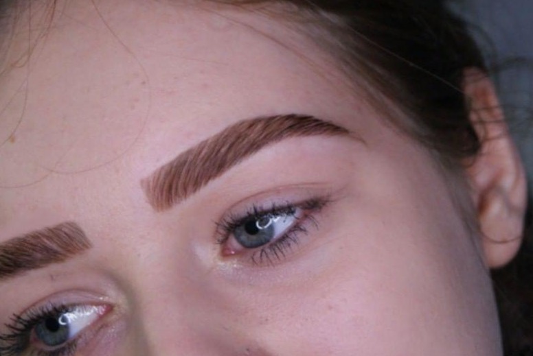 Makro zbliżenie na brwi po zabiegu stylizacji, widoczne pojedyncze włoski i precyzyjny kształt.