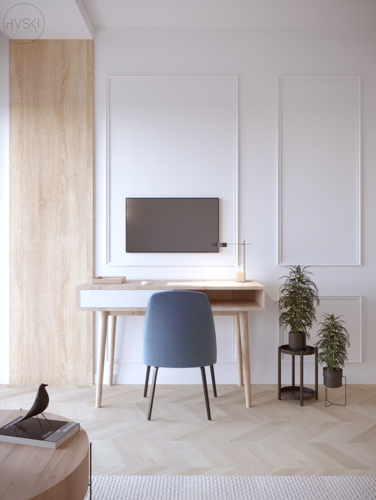 Minimalistyczne biuro domowe z biurkiem z jasnego drewna, niebieskim krzesłem, telewizorem na ścianie, dwiema roślinami w doniczkach i figurką ptaka na książce.