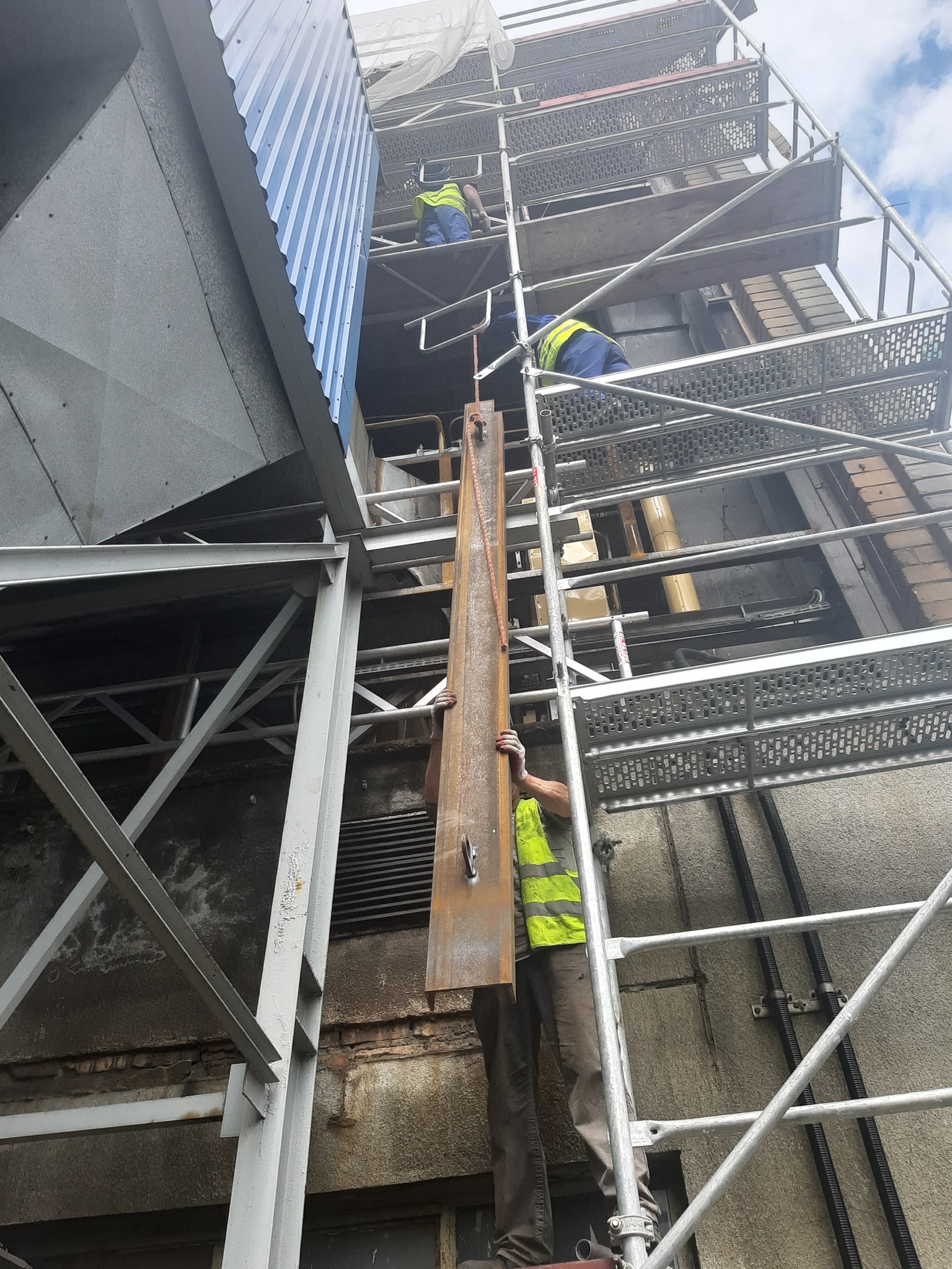 wymiana podkonstrukcji stalowej,elewacji z płyt warstwowych oraz stolarki okiennej i drzwiowej